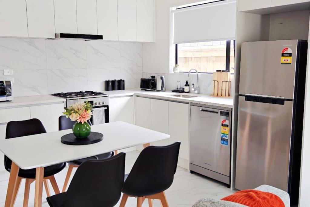 Villa Modern & Cozy New Build Retreat Hamilton Exterior foto